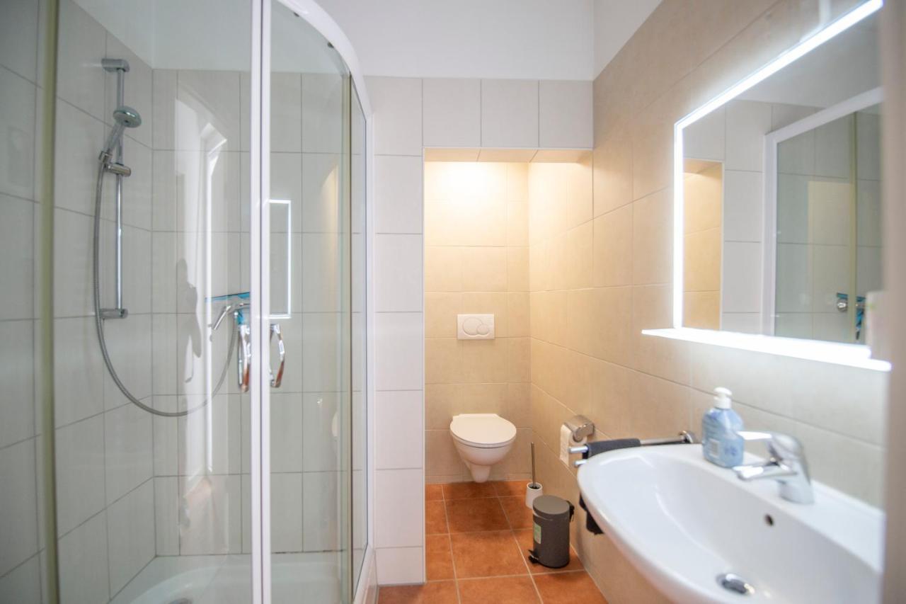 Schöne Ferienwohnung mit kleiner Terasse Klotten Exterior foto