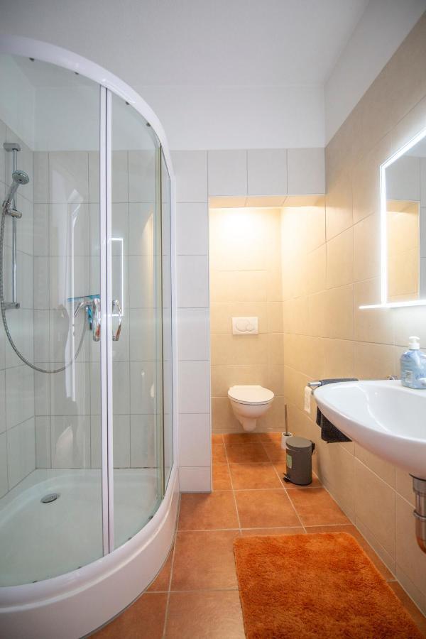 Schöne Ferienwohnung mit kleiner Terasse Klotten Exterior foto