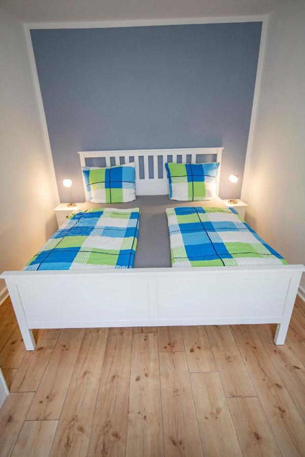 Schöne Ferienwohnung mit kleiner Terasse Klotten Exterior foto