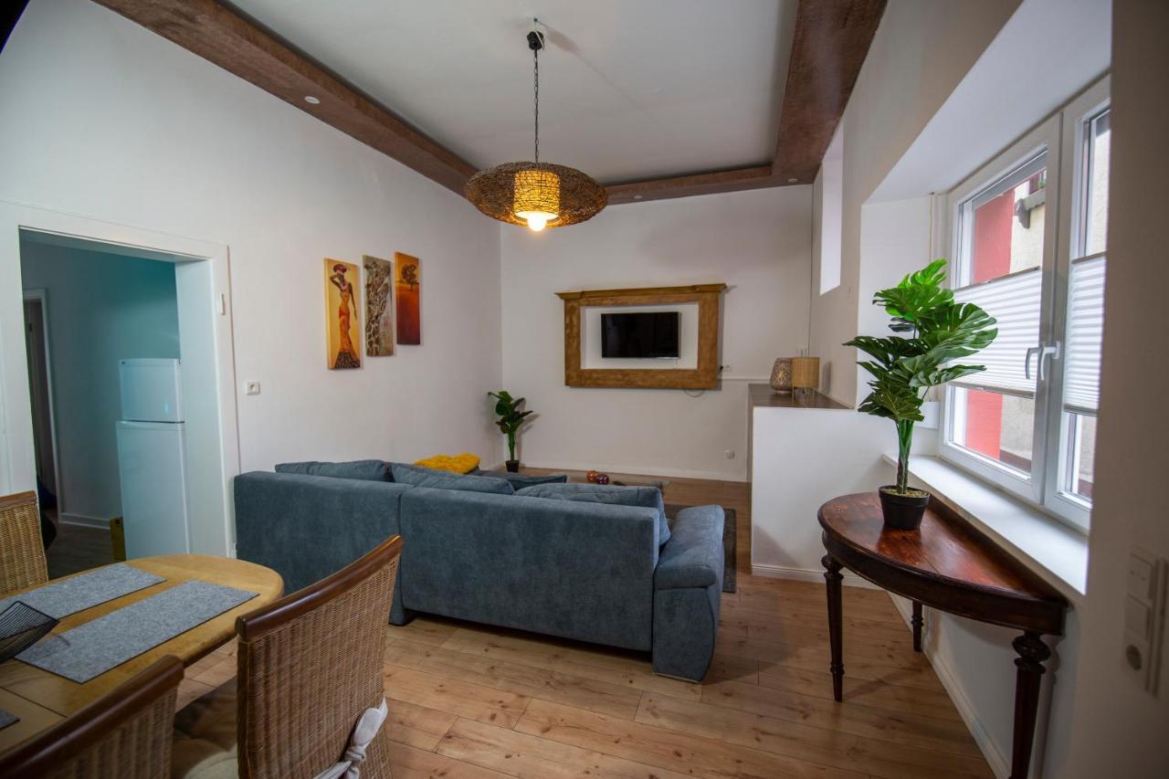 Schöne Ferienwohnung mit kleiner Terasse Klotten Exterior foto